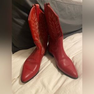 Red cowboy boots, vintage. Size W 8